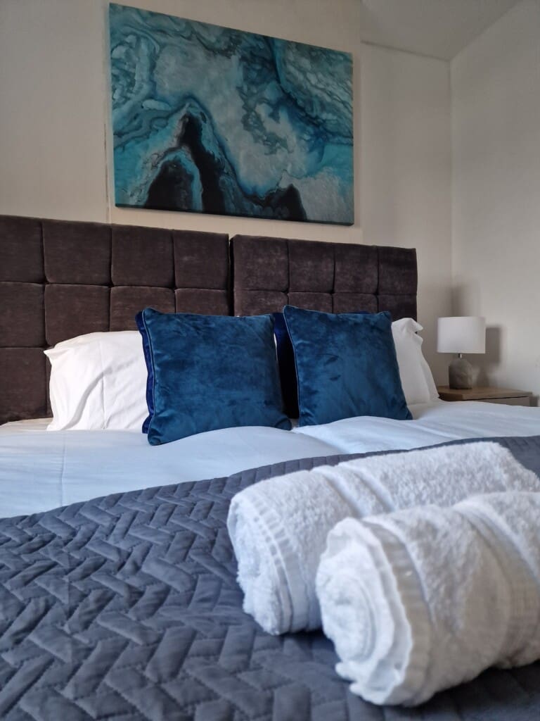 Dark blue room towels
